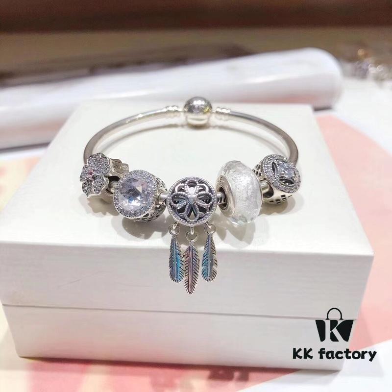 Pandora Pandora White Dream Catcher New Arrival! Made with counter materials, perfectly crafted one-to-one, quality comparable to counter! White faceted glass, white cat's eye, wealth-attracting coin charm, fully diamond-paved five-petal flower charm, meaningful dream catcher pendant! S925 silver comes with official counter packaging!