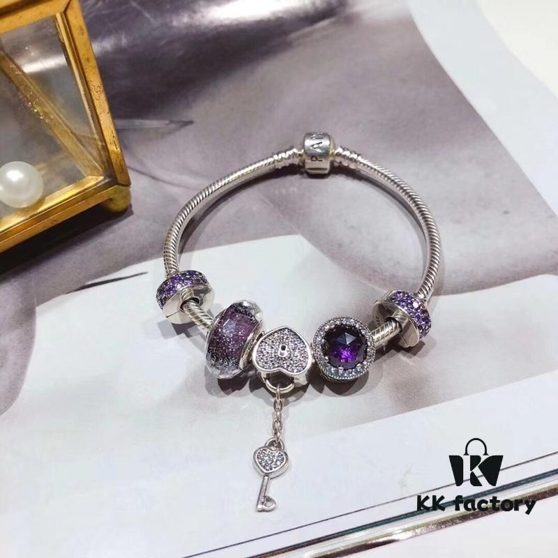 Pandora Pandora Silver Deep Purple Heart Key New Arrival! Highest Quality on Market, Supports Counter Cleaning! Made with Counter Materials for Perfect 1:1 Replication! Imported Original Thai Silver Wire with Deep Purple Glass, Sparkling Deep Purple Cat's Eye, Sparkling Purple Clasp, Heart Key Pendant. S925 Silver Comes with Official Packaging!