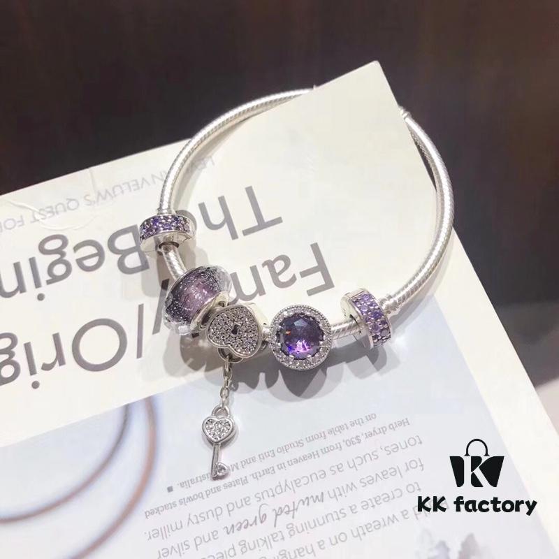 Pandora Pandora Silver Deep Purple Heart Key New Arrival! Highest Quality on Market, Supports Counter Cleaning! Made with Counter Materials for Perfect 1:1 Replication! Imported Original Thai Silver Wire with Deep Purple Glass, Sparkling Deep Purple Cat's Eye, Sparkling Purple Clasp, Heart Key Pendant. S925 Silver Comes with Official Packaging!