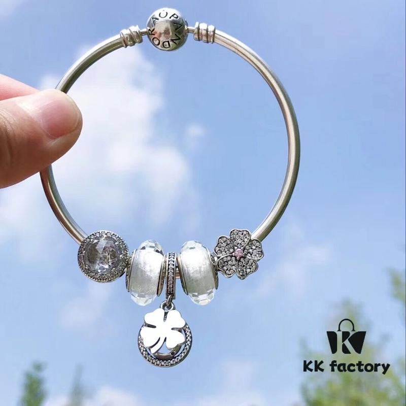Pandora Pandora White Clover New Arrival! Perfectly crafted with counter materials, one-to-one replication, quality comparable to official store products! Silver wire white faceted glass, sparkling white cat's eye beads, fully diamond-paved five-petal flower beads paired with a clover pendant. S925 silver comes with official packaging!