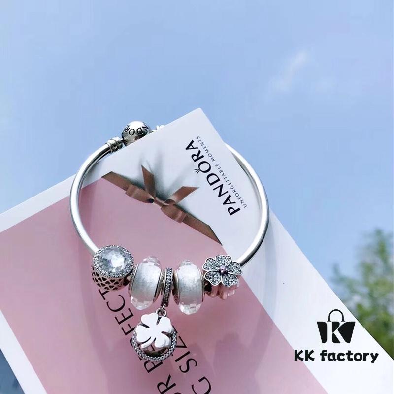 Pandora Pandora White Clover New Arrival! Perfectly crafted with counter materials, one-to-one replication, quality comparable to official store products! Silver wire white faceted glass, sparkling white cat's eye beads, fully diamond-paved five-petal flower beads paired with a clover pendant. S925 silver comes with official packaging!