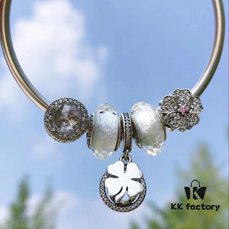 Pandora Pandora White Clover New Arrival! Perfectly crafted with counter materials, one-to-one replication, quality comparable to official store products! Silver wire white faceted glass, sparkling white cat's eye beads, fully diamond-paved five-petal flower beads paired with a clover pendant. S925 silver comes with official packaging!