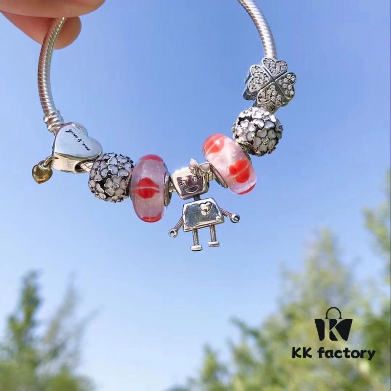 Pandora Pink Kiss 👄 New Bella Mini Doll Charm! Orange-pink lip enamel with white daisy enamel bead, Valentine's heart charm 💗, four-leaf clover spacer, paired with robot Bella pendant. Made from authentic materials, 1:1 replica with S925 silver and official retail packaging!