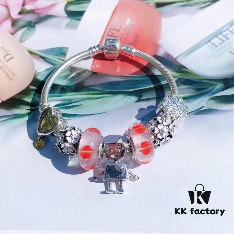 Pandora Pink Kiss 👄 New Bella Mini Doll Charm! Orange-pink lip enamel with white daisy enamel bead, Valentine's heart charm 💗, four-leaf clover spacer, paired with robot Bella pendant. Made from authentic materials, 1:1 replica with S925 silver and official retail packaging!