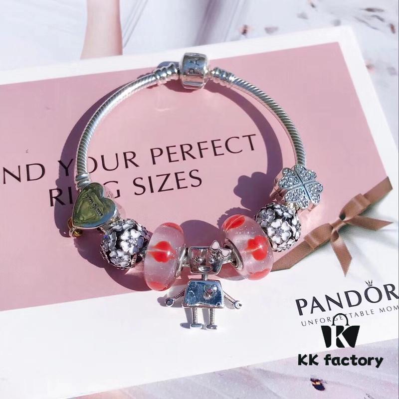 Pandora Pink Kiss 👄 New Bella Mini Doll Charm! Orange-pink lip enamel with white daisy enamel bead, Valentine's heart charm 💗, four-leaf clover spacer, paired with robot Bella pendant. Made from authentic materials, 1:1 replica with S925 silver and official retail packaging!
