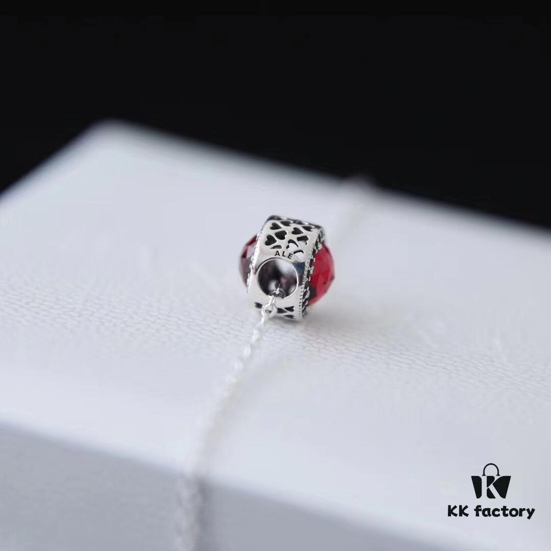 Each Pandora bead and necklace is engraved with precise markings, pay attention to the delicacy and position of the engravings