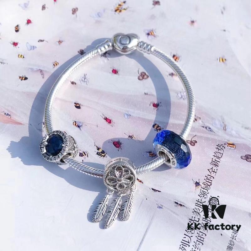 Pandora Pandora Blue Dream Catcher New Arrival! Made with counter materials, perfectly crafted one-to-one, quality comparable to counter! Brilliant blue faceted glass, sparkling snowflake diamond ❄️ cat's eye, meaningful dream catcher pendant paired with classic heart 💗 snake bone chain design. S925 silver comes with counter packaging! 🍃🌺