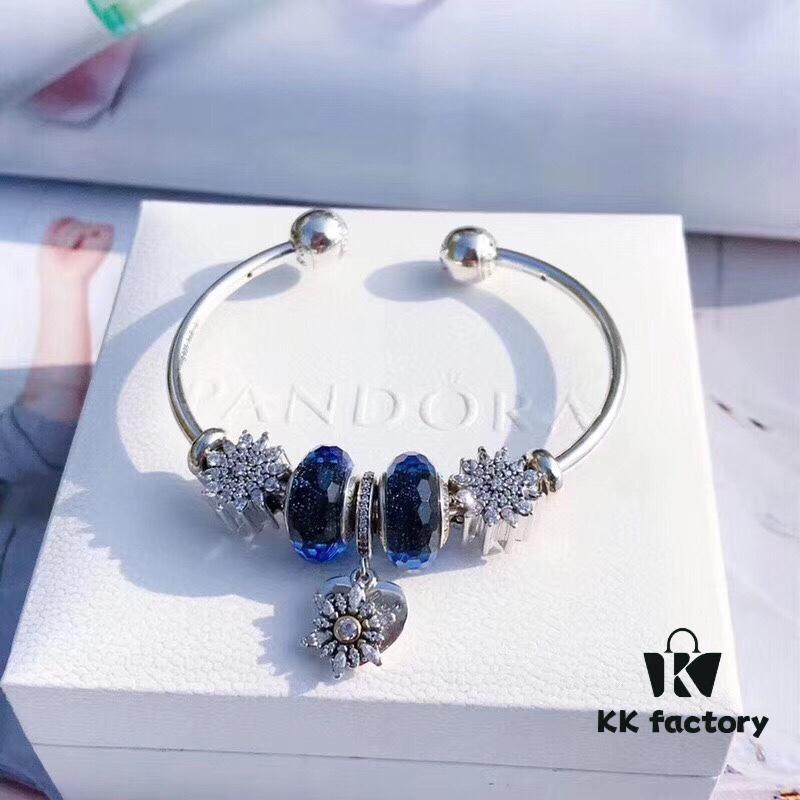 Pandora Icy Blue Snowflake ❄️ New Arrival! Premium Replica with Authentic Materials – Sparkling Faceted Glass, Rhinestone Snowflakes, Heart-shaped Snowflake Charm, Classic Open Bangle Design in S925 Silver with Official Packaging