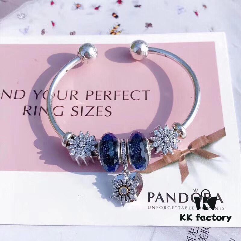 Pandora Icy Blue Snowflake ❄️ New Arrival! Premium Replica with Authentic Materials – Sparkling Faceted Glass, Rhinestone Snowflakes, Heart-shaped Snowflake Charm, Classic Open Bangle Design in S925 Silver with Official Packaging