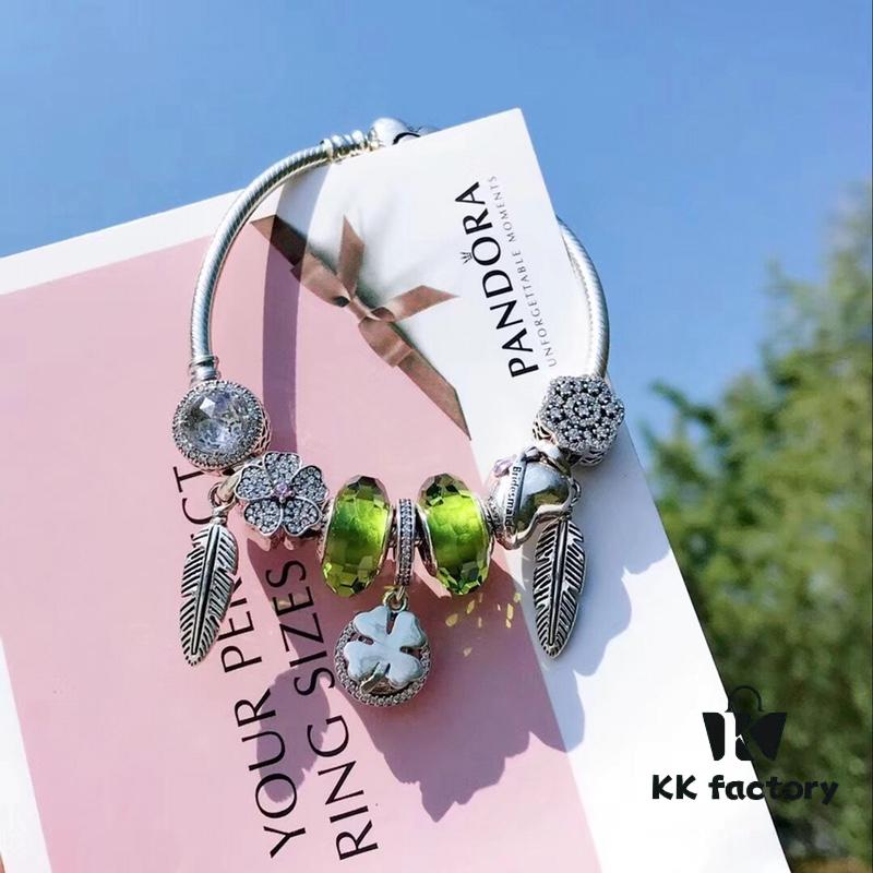 Pandora Pandora Olive Green Clover New Arrival! Made with counter material, one-to-one perfect craftsmanship, quality comparable to counter! Olive green faceted glass, fully diamond-paved five-petal flower bead, purple bow heart, feather wing pendant, sparkling diamond white cat's eye, clear snowflake bead, paired with sparkling diamond clover pendant. S925 silver comes with official counter packaging!