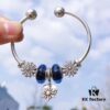 Pandora Icy Blue Snowflake ❄️ New Arrival! Premium Replica with Authentic Materials – Sparkling Faceted Glass, Rhinestone Snowflakes, Heart-shaped Snowflake Charm, Classic Open Bangle Design in S925 Silver with Official Packaging