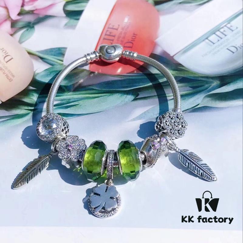 Pandora Pandora Olive Green Clover New Arrival! Made with counter material, one-to-one perfect craftsmanship, quality comparable to counter! Olive green faceted glass, fully diamond-paved five-petal flower bead, purple bow heart, feather wing pendant, sparkling diamond white cat's eye, clear snowflake bead, paired with sparkling diamond clover pendant. S925 silver comes with official counter packaging!