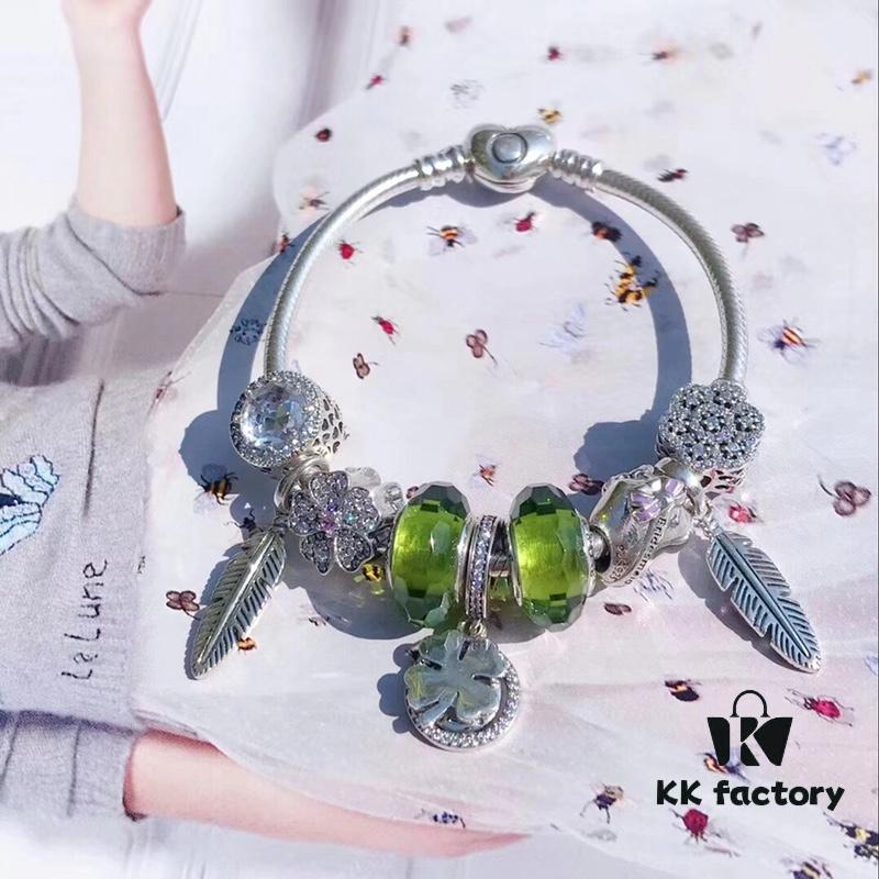 Pandora Pandora Olive Green Clover New Arrival! Made with counter material, one-to-one perfect craftsmanship, quality comparable to counter! Olive green faceted glass, fully diamond-paved five-petal flower bead, purple bow heart, feather wing pendant, sparkling diamond white cat's eye, clear snowflake bead, paired with sparkling diamond clover pendant. S925 silver comes with official counter packaging!