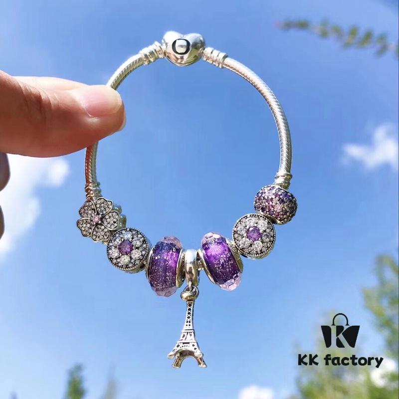 Pandora Romantic Purple Eiffel Tower Tower 🗼 New Arrival! Made with counter-grade materials, perfectly crafted at a 1:1 ratio, quality comparable to official store products! Features purple faceted glass beads, purple sparkling forget-me-not stones, fully diamond-paved five-petal flower beads, rose-purple sparkling diamond beads, paired with the iconic Eiffel Tower 🗼 pendant. Comes with S925 silver and original boutique packaging!