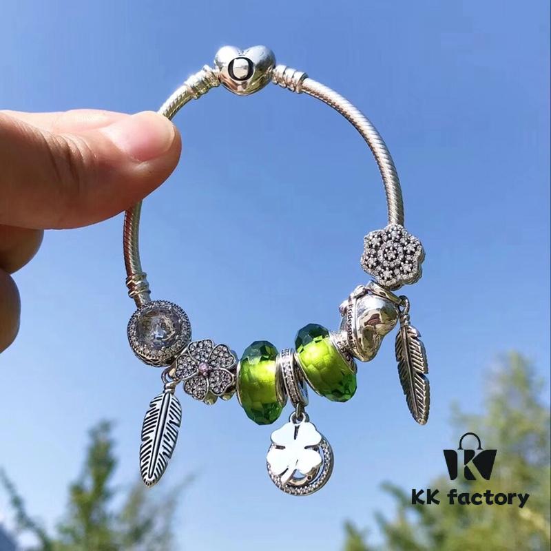 Pandora Pandora Olive Green Clover New Arrival! Made with counter material, one-to-one perfect craftsmanship, quality comparable to counter! Olive green faceted glass, fully diamond-paved five-petal flower bead, purple bow heart, feather wing pendant, sparkling diamond white cat's eye, clear snowflake bead, paired with sparkling diamond clover pendant. S925 silver comes with official counter packaging!