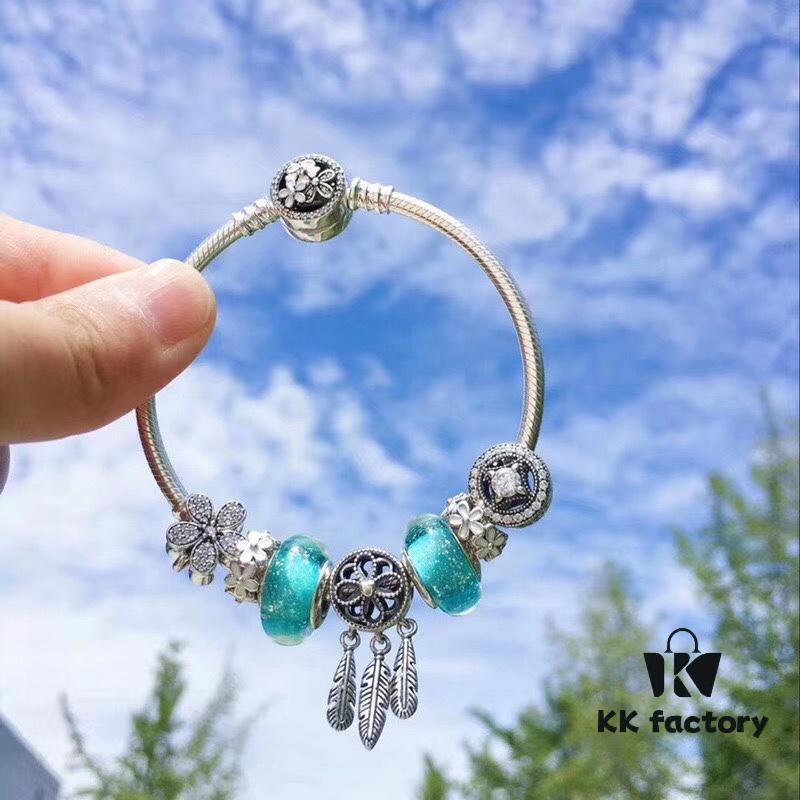 Pandora Night Glow Mint Dreamcatcher New Arrival! Crafted with authentic boutique materials, perfectly replicated to match retail quality. Features glow-in-the-dark mint glass beads, fully diamond-paved daisy flower spacers, lucky coin charm, daisy enamel separators, paired with a meaningful dreamcatcher pendant. Made in S925 silver and comes with official boutique packaging!