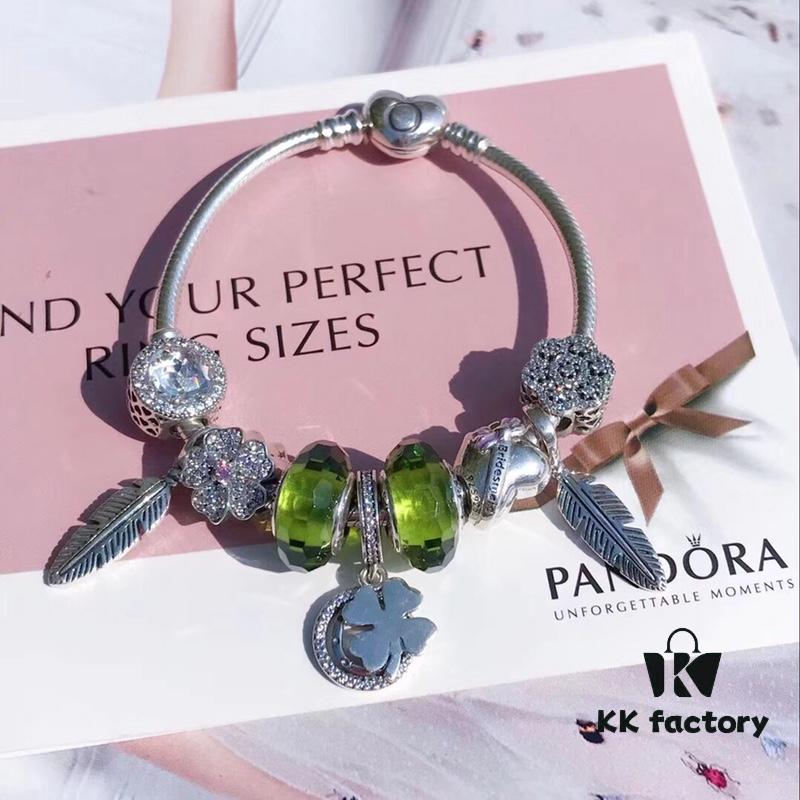 Pandora Pandora Olive Green Clover New Arrival! Made with counter material, one-to-one perfect craftsmanship, quality comparable to counter! Olive green faceted glass, fully diamond-paved five-petal flower bead, purple bow heart, feather wing pendant, sparkling diamond white cat's eye, clear snowflake bead, paired with sparkling diamond clover pendant. S925 silver comes with official counter packaging!
