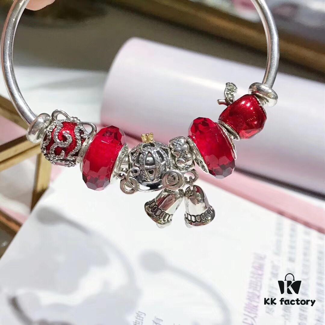 Pandora Pandora Big Red Christmas 🎄 Magic Bell 🔔 New Arrival! Made with counter materials, perfectly crafted one-to-one, quality comparable to counter products. Featuring red faceted glass, sparkling diamond-like devil fruit, fairy tale pumpkin carriage, apple 🍎 fruit, and Christmas magic bell pendants paired with a classic open bangle design. S925 silver comes with official counter packaging! 🍃🌺