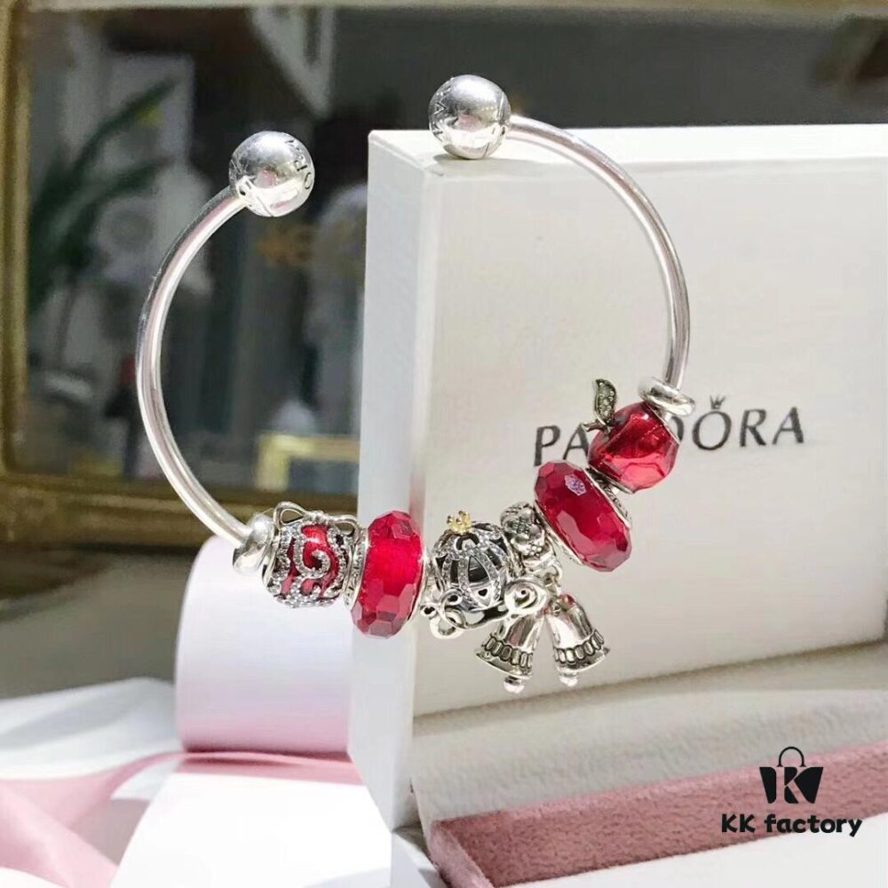 Pandora Pandora Big Red Christmas 🎄 Magic Bell 🔔 New Arrival! Made with counter materials, perfectly crafted one-to-one, quality comparable to counter products. Featuring red faceted glass, sparkling diamond-like devil fruit, fairy tale pumpkin carriage, apple 🍎 fruit, and Christmas magic bell pendants paired with a classic open bangle design. S925 silver comes with official counter packaging! 🍃🌺