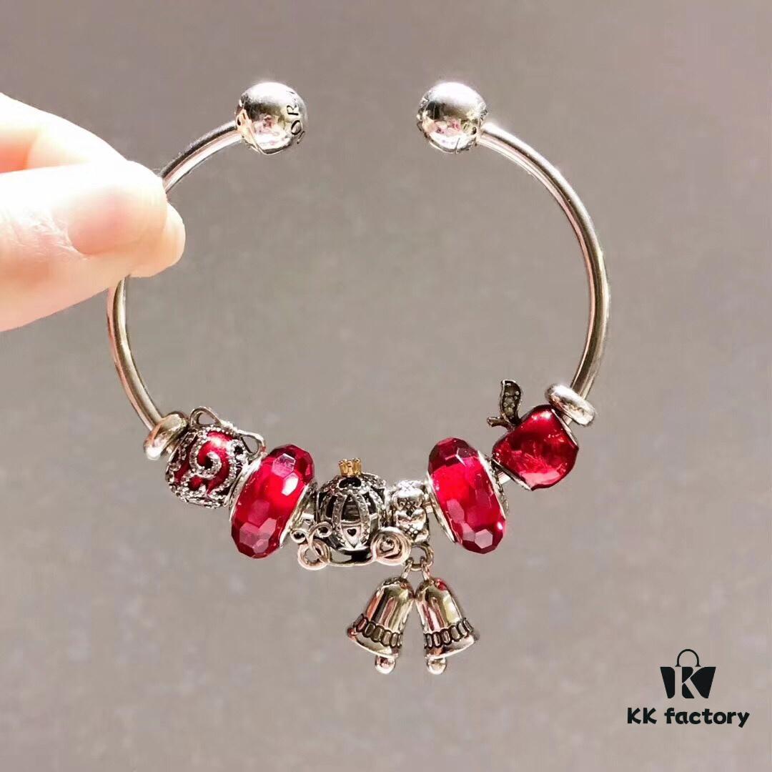 Pandora Pandora Big Red Christmas 🎄 Magic Bell 🔔 New Arrival! Made with counter materials, perfectly crafted one-to-one, quality comparable to counter products. Featuring red faceted glass, sparkling diamond-like devil fruit, fairy tale pumpkin carriage, apple 🍎 fruit, and Christmas magic bell pendants paired with a classic open bangle design. S925 silver comes with official counter packaging! 🍃🌺