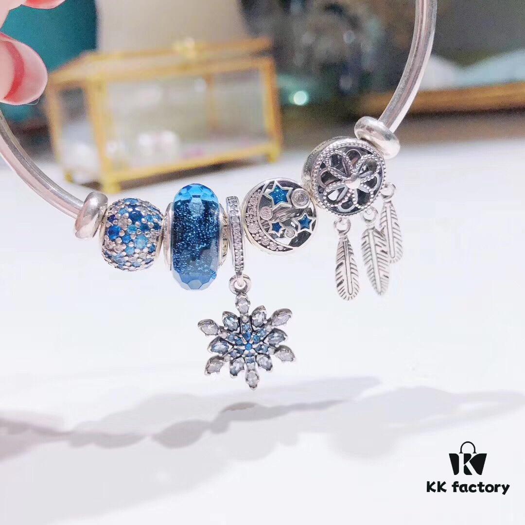 Pandora Pandora Shimmering Blue Snowflake ❄️ New Arrival! Perfectly crafted with counter materials, one-to-one replication, quality comparable to official store products! Featuring faceted shimmering blue glass, sparkling diamond-cut beads, openwork star and moon design, symbolic dream-catcher pendant, blue snowflake ❄️ charm. Comes with original counter packaging!
