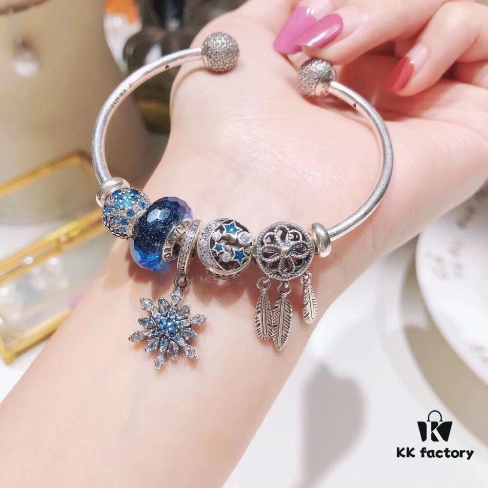 Pandora Pandora Shimmering Blue Snowflake ❄️ New Arrival! Perfectly crafted with counter materials, one-to-one replication, quality comparable to official store products! Featuring faceted shimmering blue glass, sparkling diamond-cut beads, openwork star and moon design, symbolic dream-catcher pendant, blue snowflake ❄️ charm. Comes with original counter packaging!