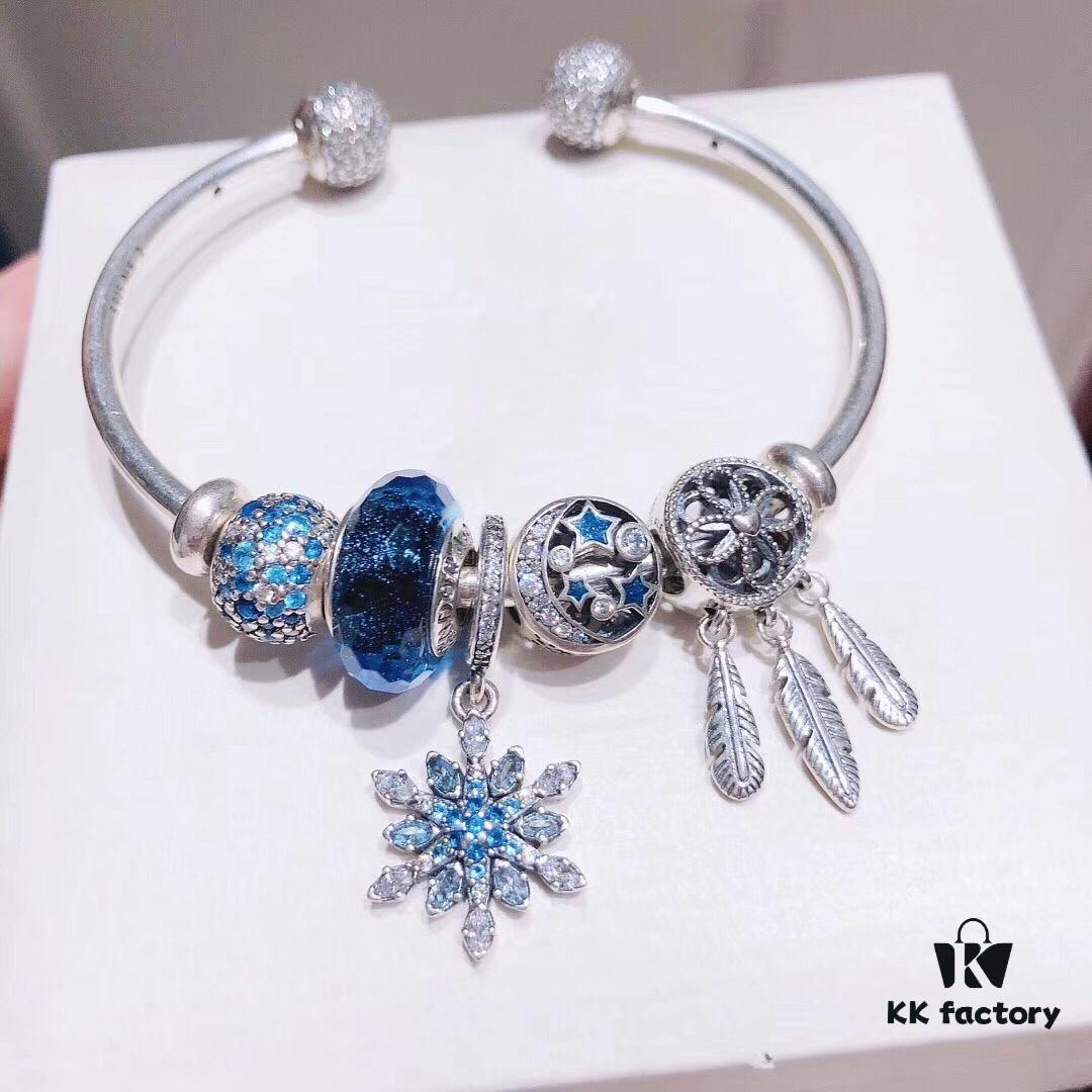 Pandora Pandora Shimmering Blue Snowflake ❄️ New Arrival! Perfectly crafted with counter materials, one-to-one replication, quality comparable to official store products! Featuring faceted shimmering blue glass, sparkling diamond-cut beads, openwork star and moon design, symbolic dream-catcher pendant, blue snowflake ❄️ charm. Comes with original counter packaging!