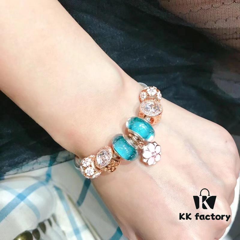 Pandora Night Glow Mint Rose Peach Blossom New Arrival! Crafted with authentic boutique materials, perfectly replicating the original quality. Features night glow mint glass beads, rose-shaped sparkling crystal white cat's eye bead, rose daisy charm, paired with a rose peach blossom pendant. Made in S925 silver and comes with official boutique packaging!