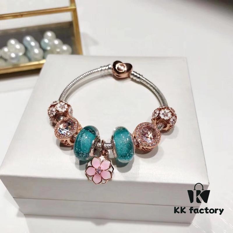 Pandora Night Glow Mint Rose Peach Blossom New Arrival! Crafted with authentic boutique materials, perfectly replicating the original quality. Features night glow mint glass beads, rose-shaped sparkling crystal white cat's eye bead, rose daisy charm, paired with a rose peach blossom pendant. Made in S925 silver and comes with official boutique packaging!