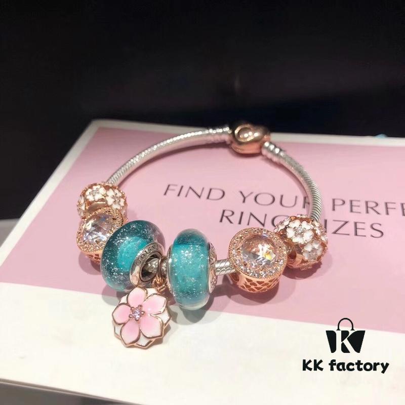 Pandora Night Glow Mint Rose Peach Blossom New Arrival! Crafted with authentic boutique materials, perfectly replicating the original quality. Features night glow mint glass beads, rose-shaped sparkling crystal white cat's eye bead, rose daisy charm, paired with a rose peach blossom pendant. Made in S925 silver and comes with official boutique packaging!