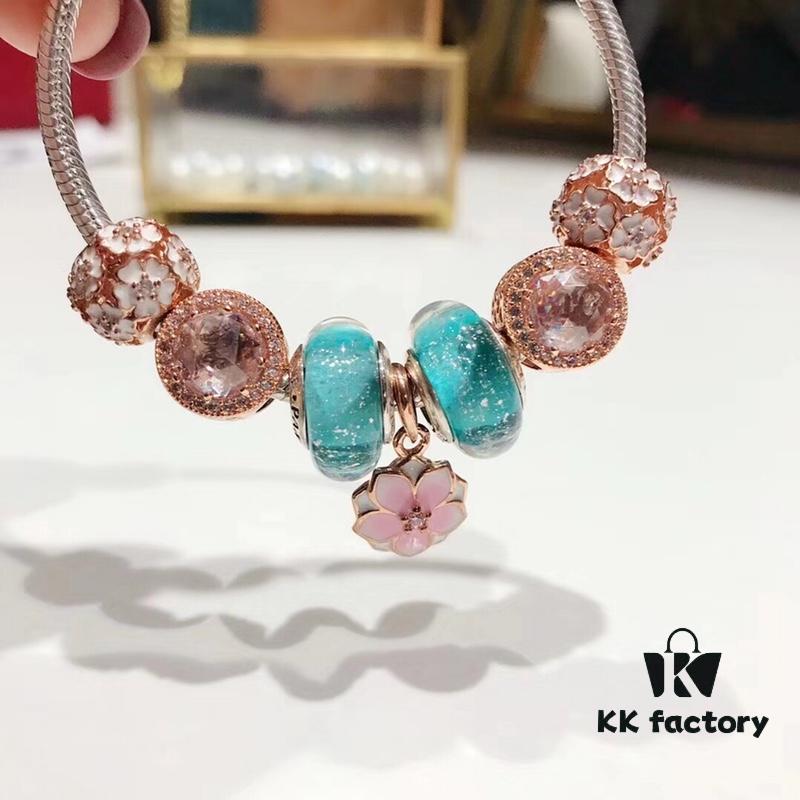 Pandora Night Glow Mint Rose Peach Blossom New Arrival! Crafted with authentic boutique materials, perfectly replicating the original quality. Features night glow mint glass beads, rose-shaped sparkling crystal white cat's eye bead, rose daisy charm, paired with a rose peach blossom pendant. Made in S925 silver and comes with official boutique packaging!