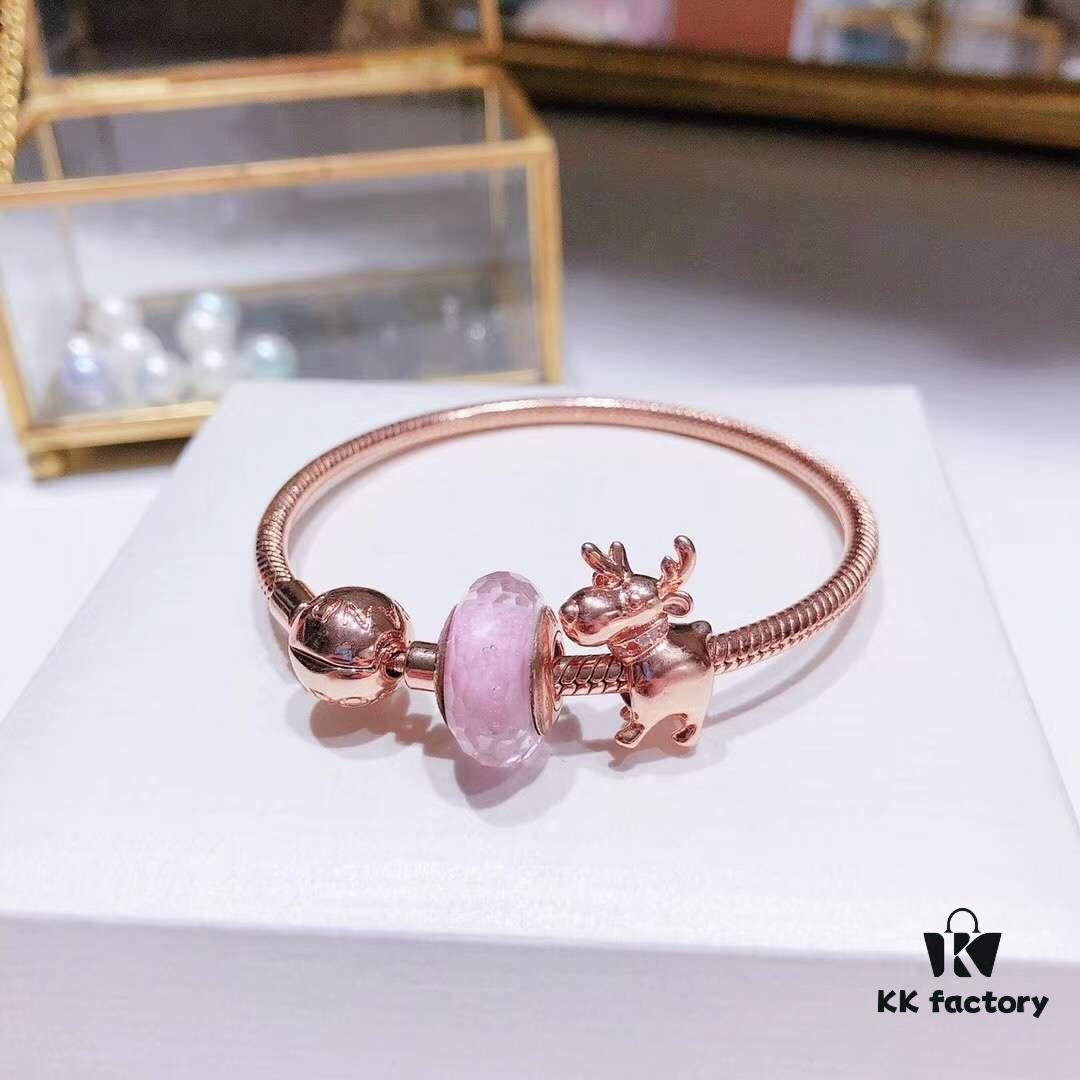 Pandora Rose Mini Reindeer New Arrival! Made with ZP material, perfectly crafted, quality comparable to ZP! Silver wire pink faceting, cute and playful little reindeer 🦌🍃🌺