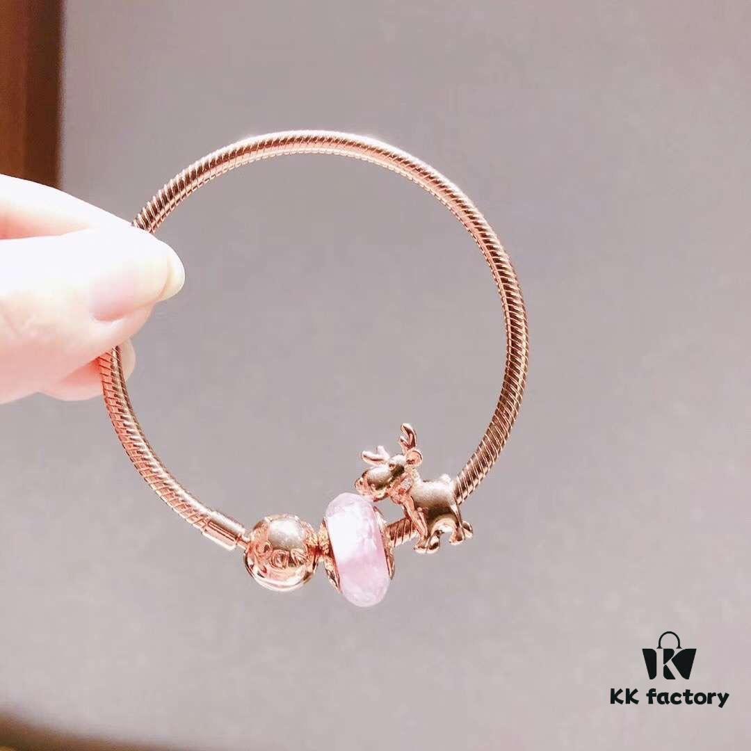 Pandora Rose Mini Reindeer New Arrival! Made with ZP material, perfectly crafted, quality comparable to ZP! Silver wire pink faceting, cute and playful little reindeer 🦌🍃🌺