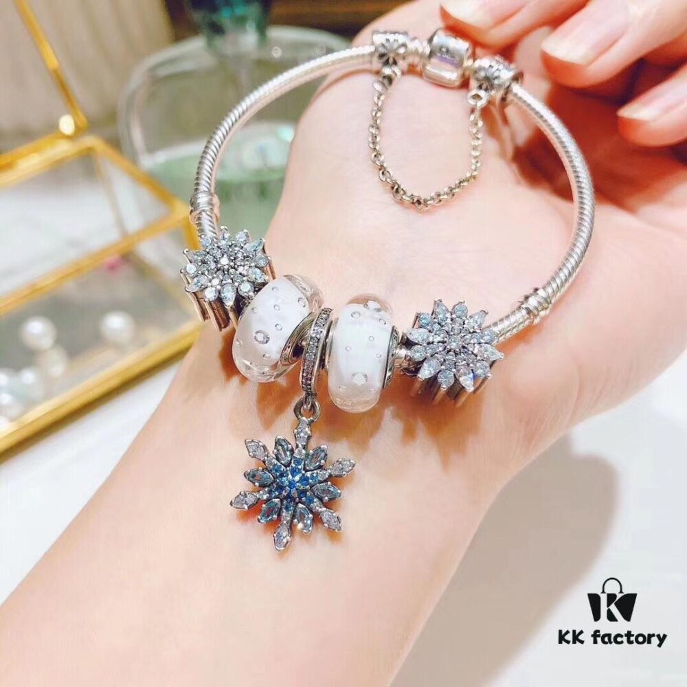 Pandora Elegant Bubble White and Blue Snowflake ❄️ New Arrival! High-Quality Replica with Cabinet-Grade Materials, Perfect Craftsmanship Comparable to Authentic Counter Version! Featuring Elegant White Bubble Glass, Crystal-Clear Snowflakes ❄️, Blue Snowflake Pendant. Made with S925 Silver and Comes with Original-Like Packaging! 🍃🌺
