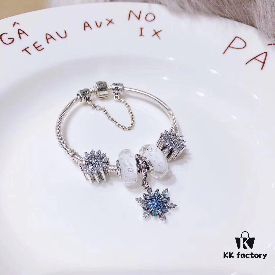 Pandora Elegant Bubble White and Blue Snowflake ❄️ New Arrival! High-Quality Replica with Cabinet-Grade Materials, Perfect Craftsmanship Comparable to Authentic Counter Version! Featuring Elegant White Bubble Glass, Crystal-Clear Snowflakes ❄️, Blue Snowflake Pendant. Made with S925 Silver and Comes with Original-Like Packaging! 🍃🌺