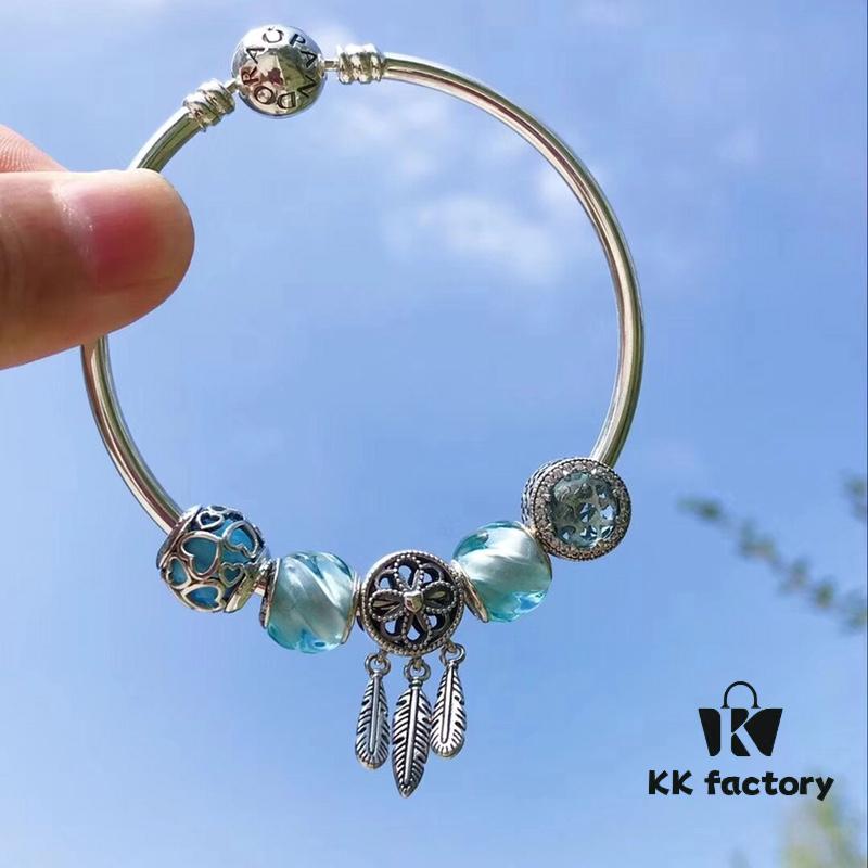 Pandora Pandora Water Blue Spiral Dream Catcher New Arrival! Made with counter materials, perfectly crafted one-to-one, quality comparable to official store products! Water blue spiral glass beads, sparkling water blue cat's eye, water blue entwined love ❤️, paired with a meaningful dream catcher pendant, simple and refreshing, making this autumn anything but dull. S925 silver comes with official packaging! 🍃🌺
