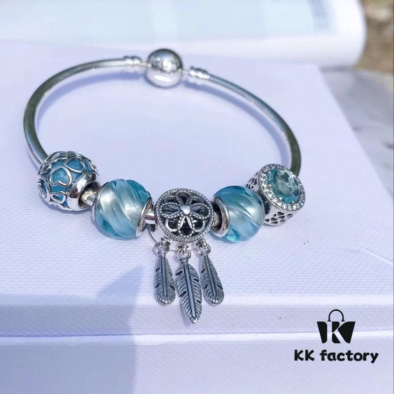 Pandora Pandora Water Blue Spiral Dream Catcher New Arrival! Made with counter materials, perfectly crafted one-to-one, quality comparable to official store products! Water blue spiral glass beads, sparkling water blue cat's eye, water blue entwined love ❤️, paired with a meaningful dream catcher pendant, simple and refreshing, making this autumn anything but dull. S925 silver comes with official packaging! 🍃🌺