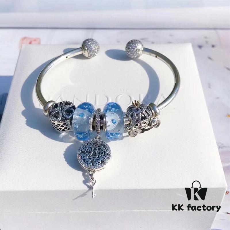 Pandora Ice Blue Bubble Noble Love Key Autumn New Arrival! Crafted with authentic counter materials, perfectly replicating the original quality. Features ice blue bubble glass, sparkling rhinestone openwork clover 🍀, fairy tale pumpkin carriage, paired with the Noble Love Key pendant. Made in S925 silver and comes with official retail packaging! 🍃🌺