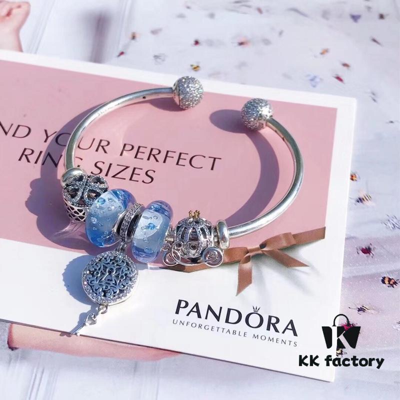 Pandora Ice Blue Bubble Noble Love Key Autumn New Arrival! Crafted with authentic counter materials, perfectly replicating the original quality. Features ice blue bubble glass, sparkling rhinestone openwork clover 🍀, fairy tale pumpkin carriage, paired with the Noble Love Key pendant. Made in S925 silver and comes with official retail packaging! 🍃🌺