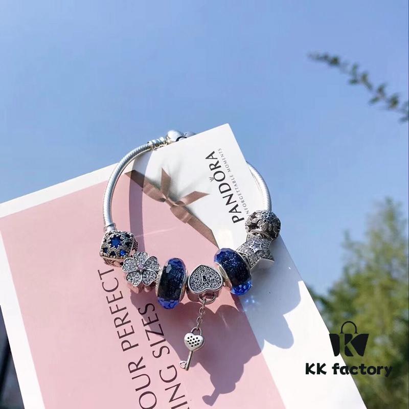 Pandora Pandora Shimmering Blue Heart Key 🔑 New Arrival! Perfectly crafted with counter materials, one-to-one replication, quality comparable to official retail! Featuring shimmering blue faceted glass, sparkling diamond-cut star ⭐️, fully diamond-paved five-petal flower, glacial beauty, blue snowflake ❄️ bead, paired with heart-shaped ❤️ key 🔑 pendant. Made in S925 silver and comes with official retail packaging!