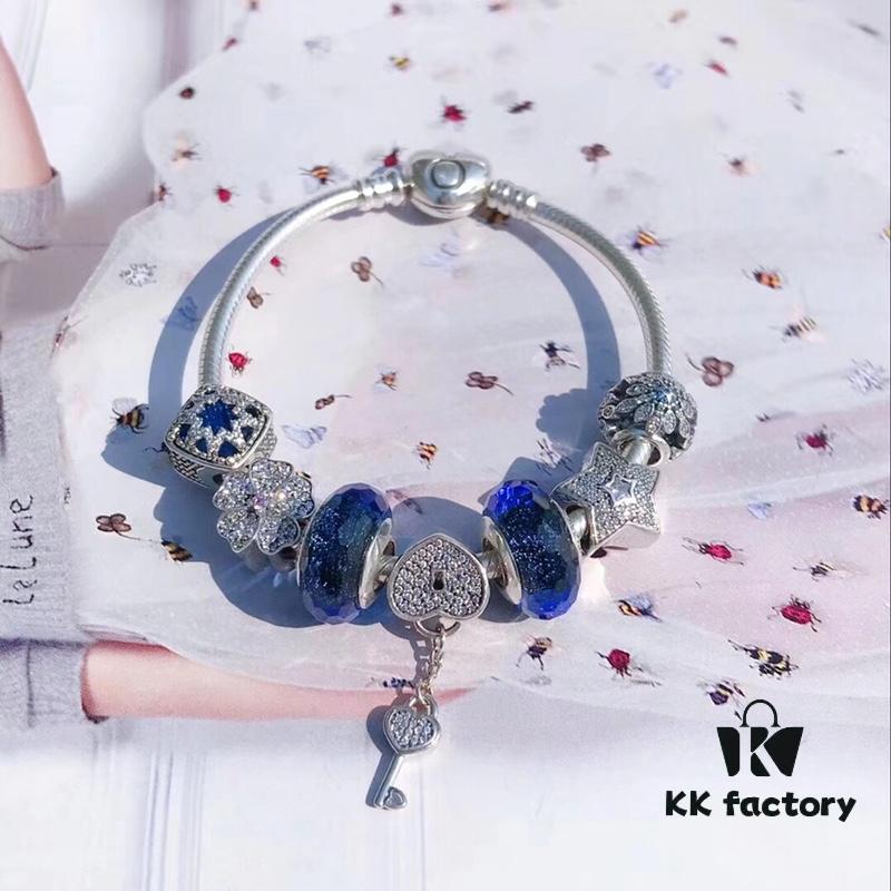 Pandora Pandora Shimmering Blue Heart Key 🔑 New Arrival! Perfectly crafted with counter materials, one-to-one replication, quality comparable to official retail! Featuring shimmering blue faceted glass, sparkling diamond-cut star ⭐️, fully diamond-paved five-petal flower, glacial beauty, blue snowflake ❄️ bead, paired with heart-shaped ❤️ key 🔑 pendant. Made in S925 silver and comes with official retail packaging!