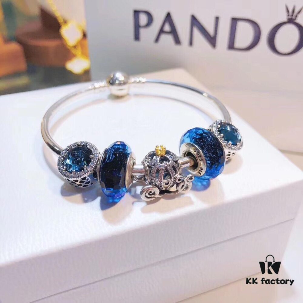 Pandora Pandora Sparkling Blue Pumpkin Carriage New Arrival! Made with counter materials, perfectly crafted one-to-one, quality comparable to official counter! Sparkling blue faceted glass, sparkling diamond black cat's eye, 🎃 pumpkin carriage. Comes with original counter packaging! 🍃🌺