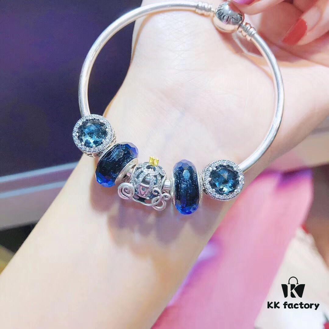 Pandora Pandora Sparkling Blue Pumpkin Carriage New Arrival! Made with counter materials, perfectly crafted one-to-one, quality comparable to official counter! Sparkling blue faceted glass, sparkling diamond black cat's eye, 🎃 pumpkin carriage. Comes with original counter packaging! 🍃🌺