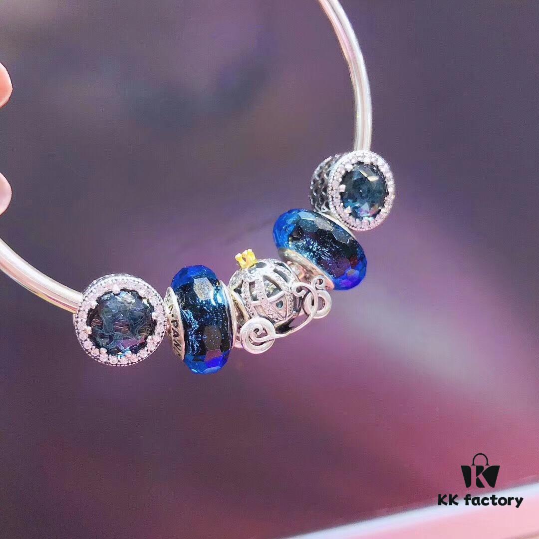 Pandora Pandora Sparkling Blue Pumpkin Carriage New Arrival! Made with counter materials, perfectly crafted one-to-one, quality comparable to official counter! Sparkling blue faceted glass, sparkling diamond black cat's eye, 🎃 pumpkin carriage. Comes with original counter packaging! 🍃🌺