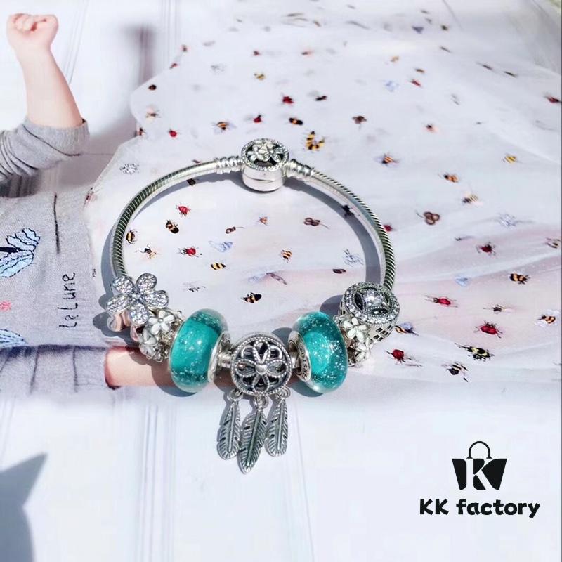 Pandora Night Glow Mint Dreamcatcher New Arrival! Crafted with genuine counter materials, perfectly replicating the original design, quality comparable to official retail. Features night-glow mint glass beads, fully diamond-encrusted daisy flower beads, lucky coin beads, enamel daisy spacer beads, accented with a meaningful dreamcatcher pendant. Made in S925 silver and comes with official retail packaging!