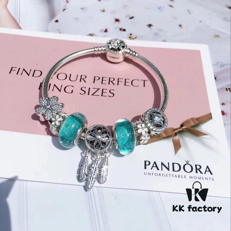 Pandora Night Glow Mint Dreamcatcher New Arrival! Crafted with genuine counter materials, perfectly replicating the original design, quality comparable to official retail. Features night-glow mint glass beads, fully diamond-encrusted daisy flower beads, lucky coin beads, enamel daisy spacer beads, accented with a meaningful dreamcatcher pendant. Made in S925 silver and comes with official retail packaging!