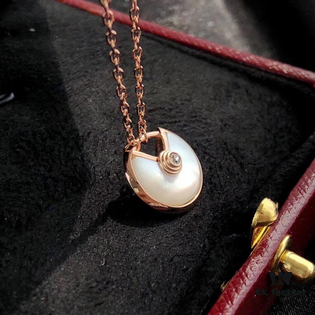 Authentic Mold, 1:1 Replica Cartier Amulet, Vacuum Plated 18K Real Gold, Triple Micro-Plating Resistant to Fading, Hypoallergenic! Chain Length 45cm, Featuring Natural Red Carnelian, White Mother-of-Pearl, and Swarovski Crystals! This Summer's Most Elegant and Affordable Accessory!