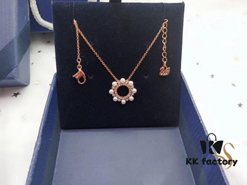 Swarovski MAJOR Elegant Lustrous Pearl Necklace with Shiny Round Crystal Design, Delicate Mother-of-Pearl Accents, Imported Gold-Plated Material, Authentic Logo Engraving