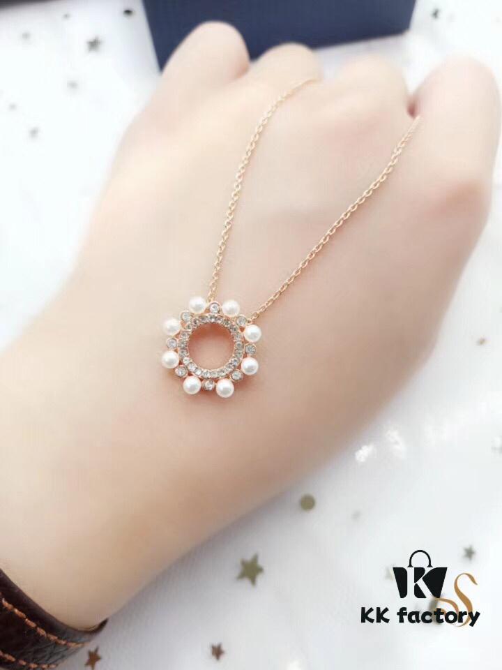 Swarovski MAJOR Elegant Lustrous Pearl Necklace with Shiny Round Crystal Design, Delicate Mother-of-Pearl Accents, Imported Gold-Plated Material, Authentic Logo Engraving