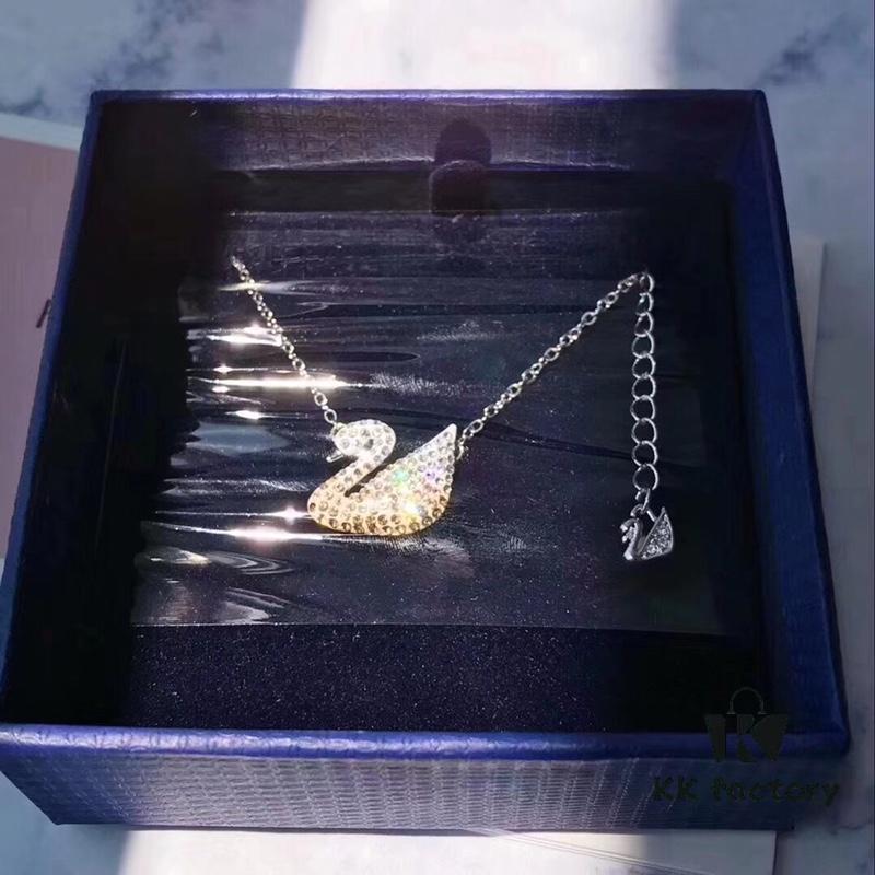 Iconic Swan Swarovski Gradient Tone Necklace New Arrival! Exquisite Pendant with Elegant White Gold-Plated Chain, Symbolizing the Graceful Charm of the Iconic Swan